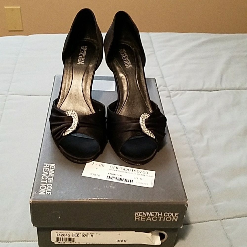 Kenneth Cole Reaction black satin pump